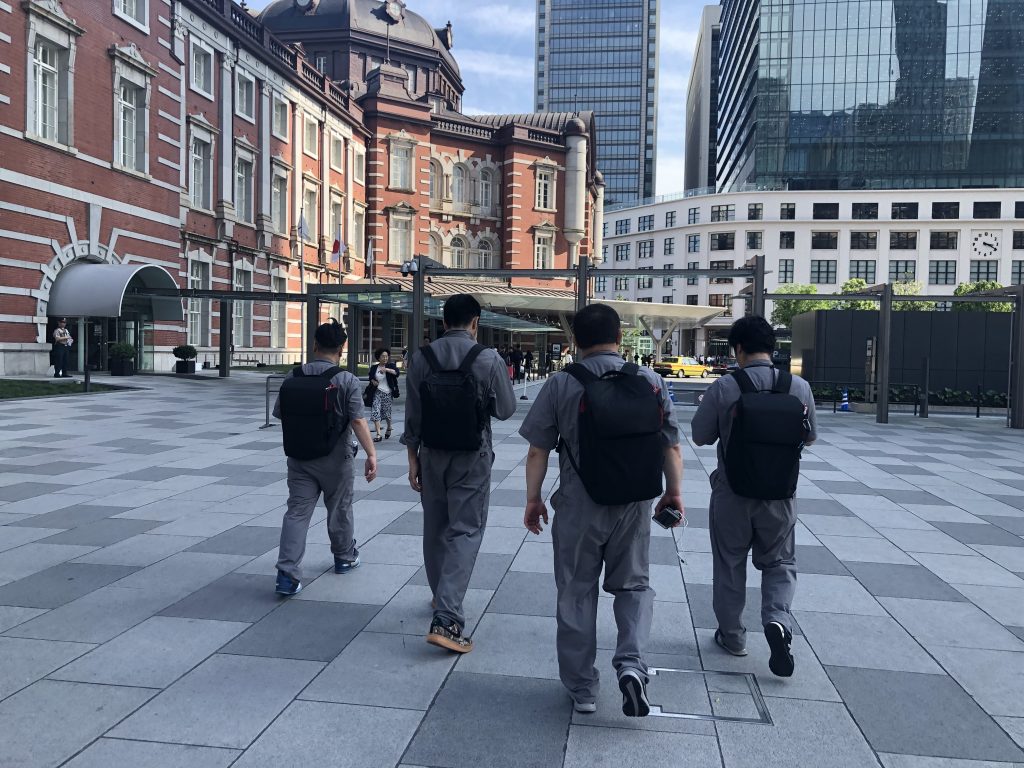 東京駅を歩いていくオジ旅メンバー。
